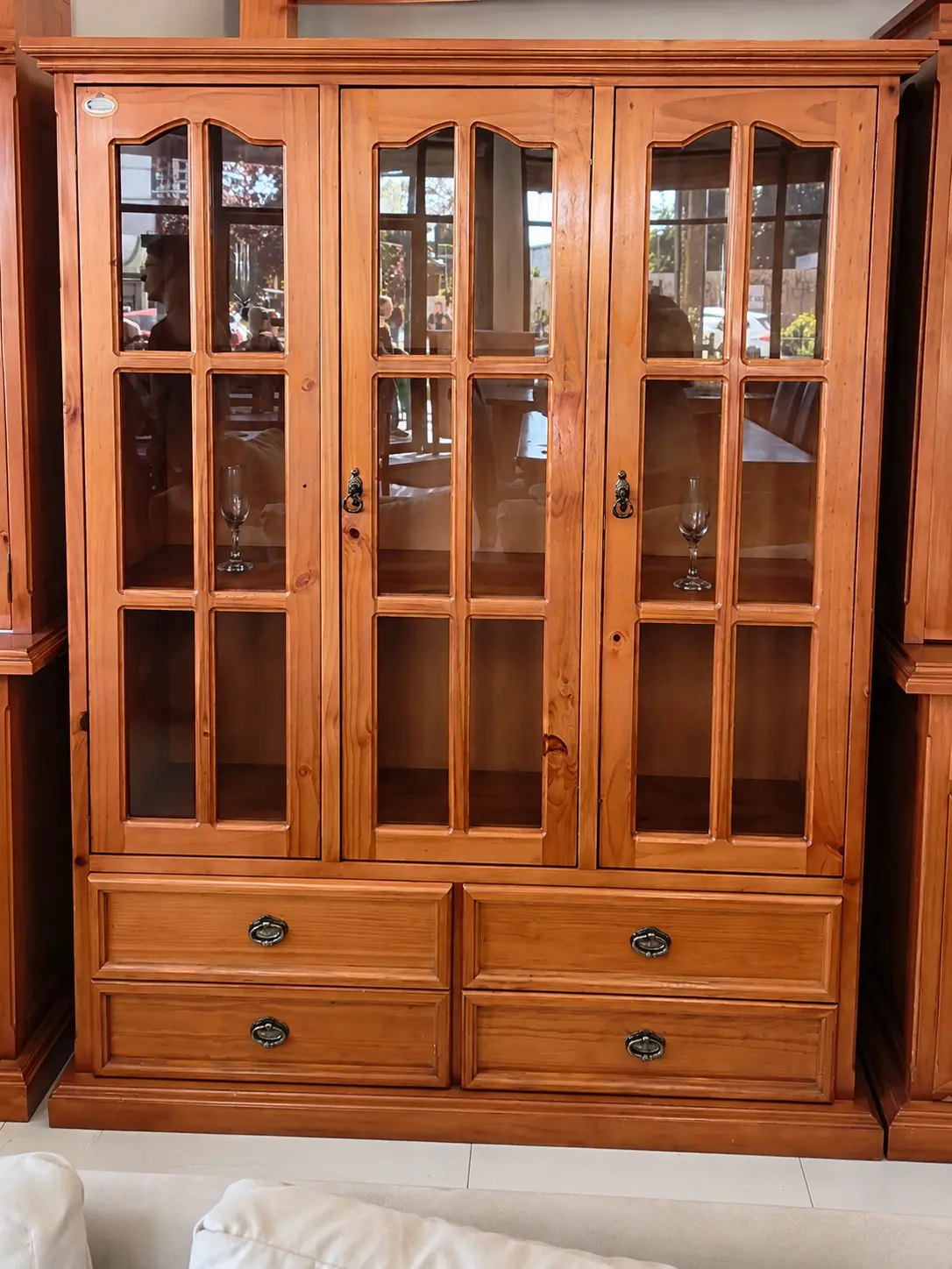Vitrina puerta larga 3 puertas